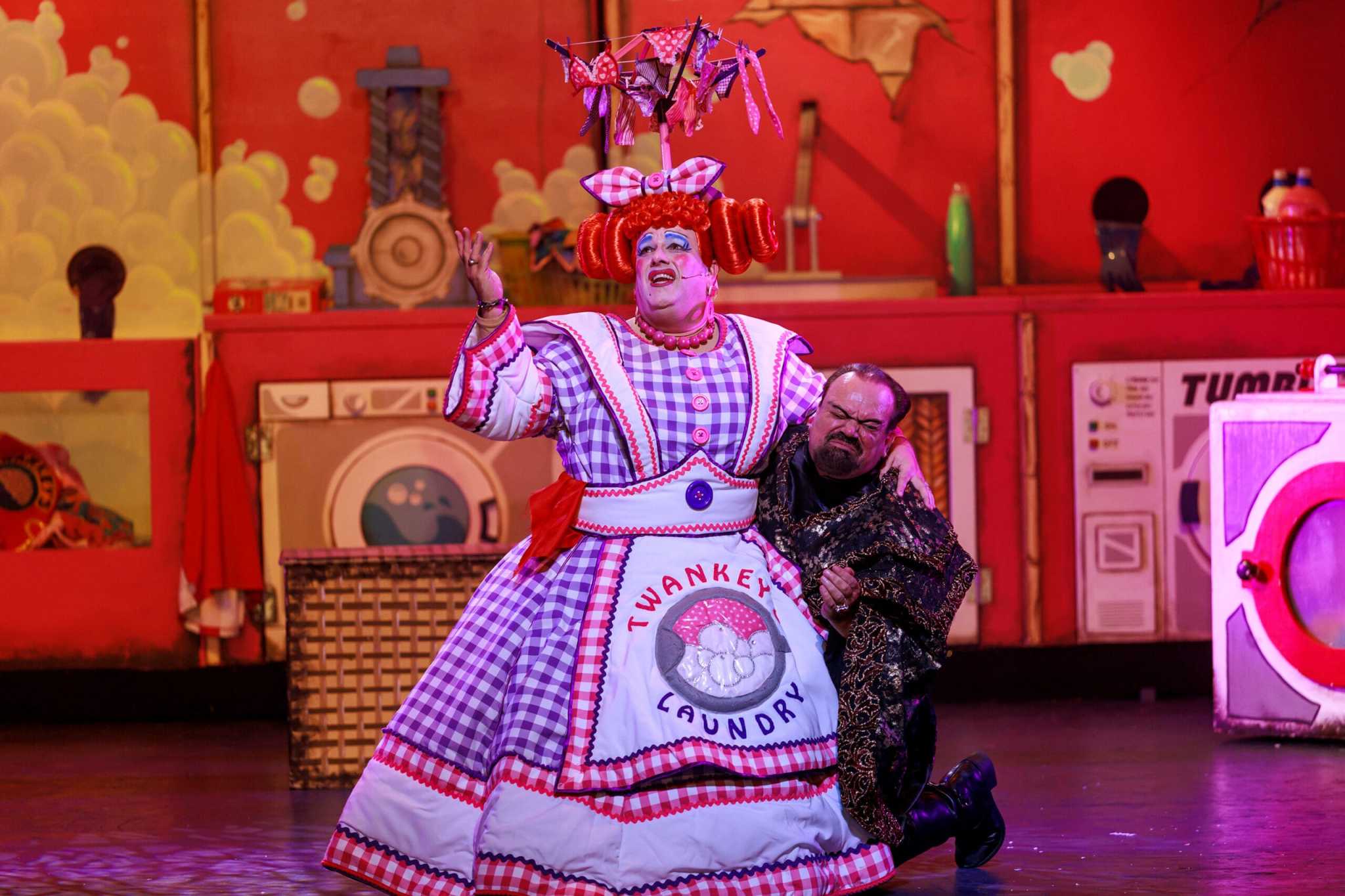 Aladdin King s Theatre Portsmouth Theatre Art And Film Reviews aladdin-king-s-theatre-portsmouth-theatre-art-and-film-reviews